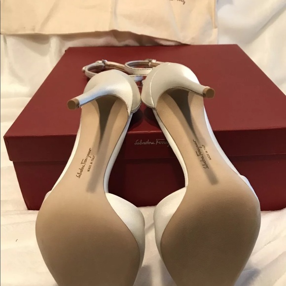 ⚡️SUPER SALE⚡️Salvatore Ferragamo Pumps MSRP $1075 - Picture 4 of 8